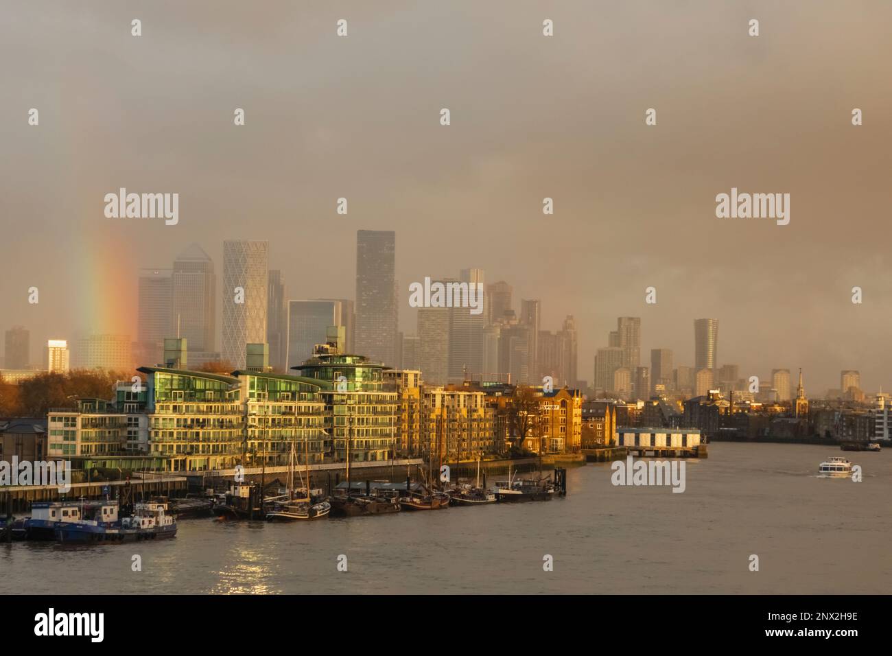 Angleterre, Londres, Docklands, Canary Wharf Skyline et Rainbow Banque D'Images