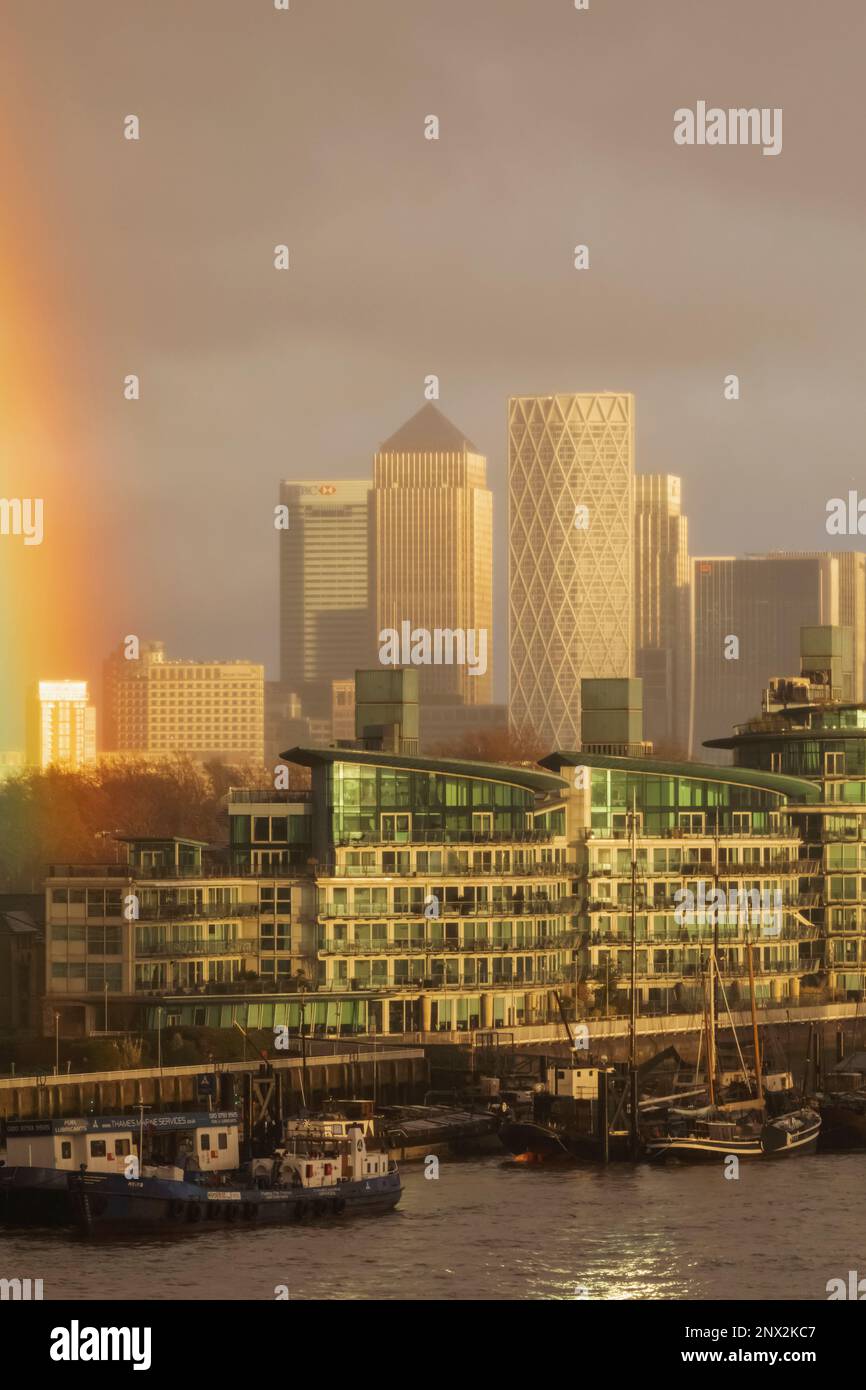 Angleterre, Londres, Docklands, Canary Wharf Skyline et Rainbow Banque D'Images