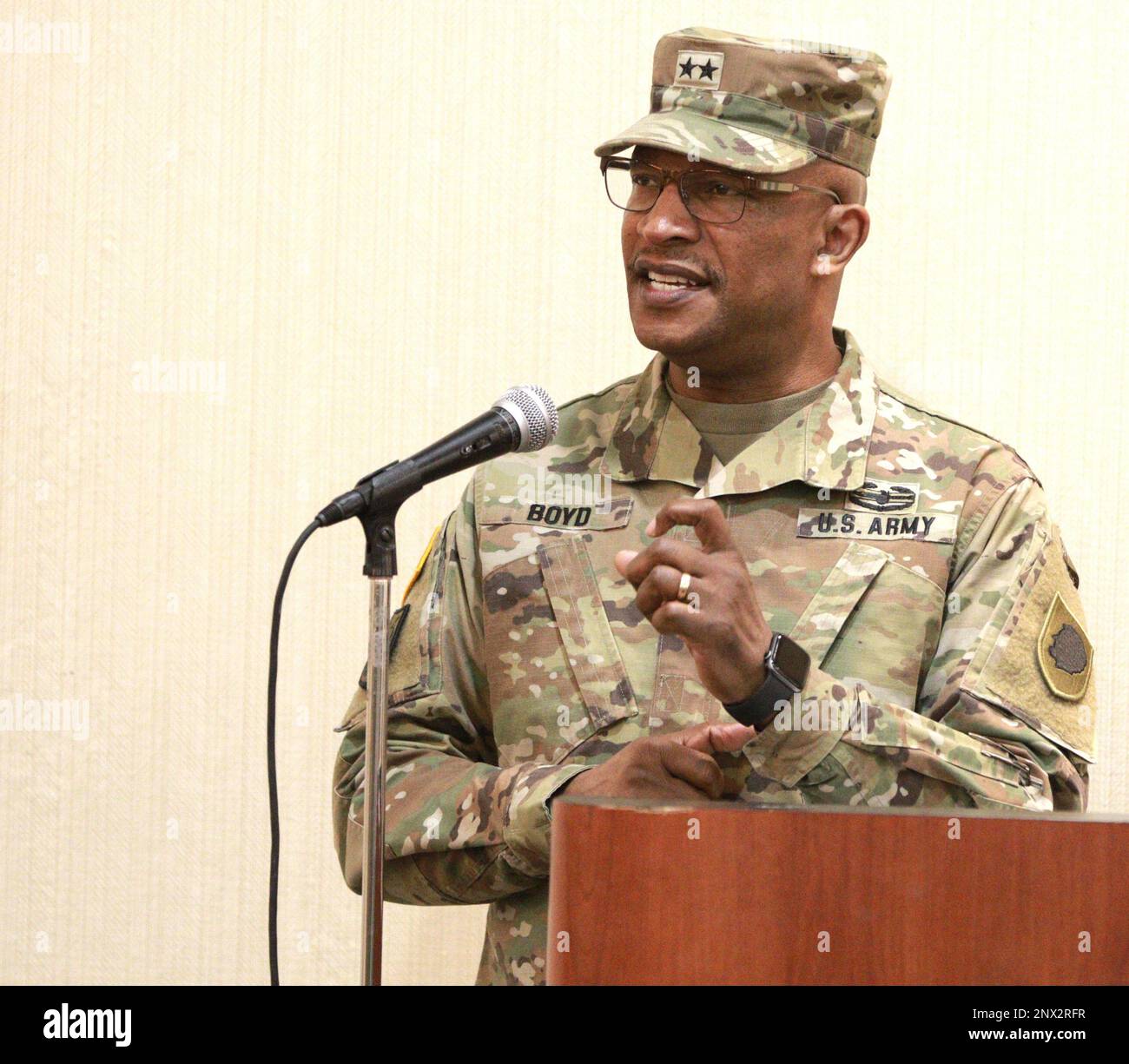 Le général de division Rodney Boyd, l'adjoint général adjoint - Armée de la Garde nationale de l'Illinois et commandant de la Garde nationale de l'armée de l'Illinois, prend la parole lors de la cérémonie d'accueil de la compagnie de transport 1744th. La compagnie de transport 1744th, basée à Crestwood, dans l'Illinois, a tenu sa cérémonie de bienvenue le 18 février à Elk Grove Village dans le cadre de l'événement final de réintégration de l'unité. L'unité est revenue en novembre après un déploiement fédéral de 13 mois à la frontière sud-ouest du pays. Banque D'Images