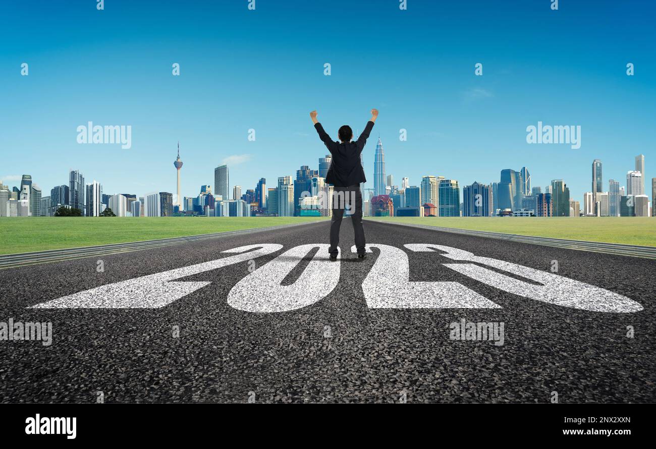 Les hommes d'affaires sont heureux de venir dans une ville prospère en 2023 Banque D'Images