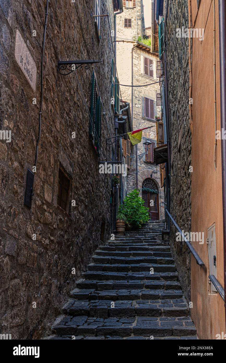 Ruelles caractéristiques, passages couverts et escaliers de la ville médiévale de Bolsena. Bolsena, province de Viterbo, Latium, Italie, Europe Banque D'Images