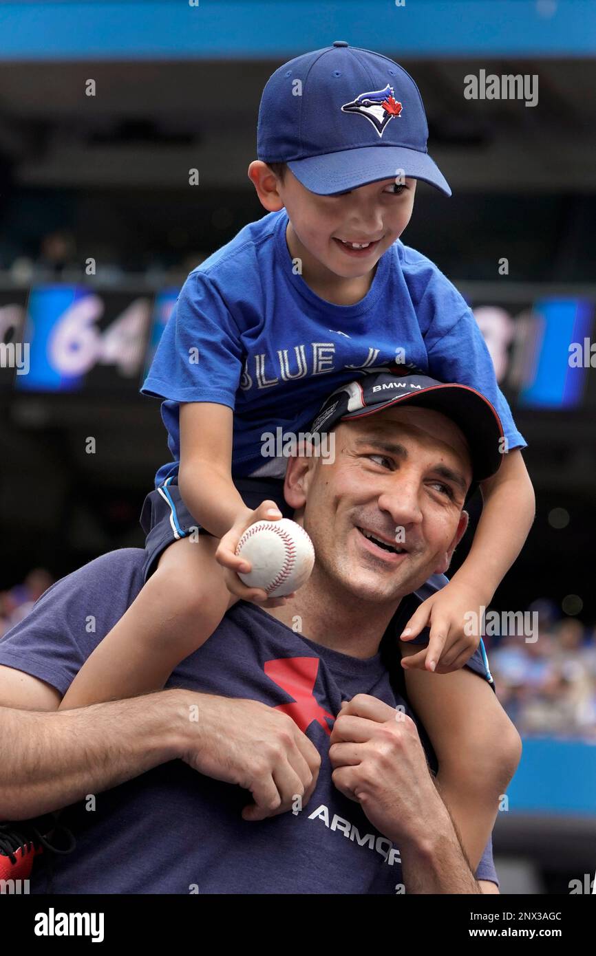 TORONTO, ON - JUNE 09: A young Blue Jays fan smiles with his Dad after an adjacent fan gave him a caught ball during the MLB game between the Baltimore Orioles and the Toronto Blue Jays at Rogers Centre in Toronto, ON., Canada June 9, 2018. (Photo by Jeff Chevrier/Icon Sportswire) (Icon Sportswire via AP Images) Banque D'Images