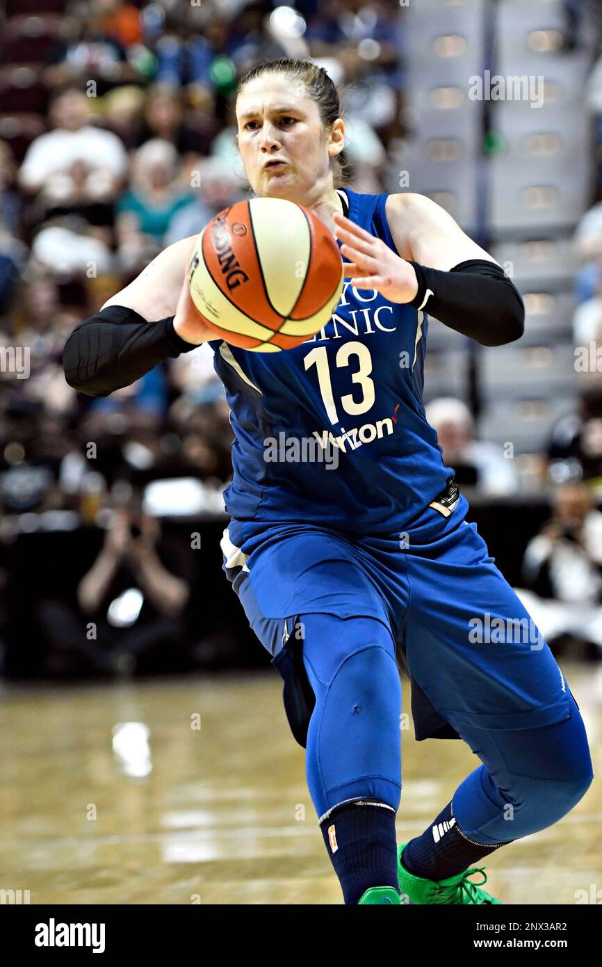 June 9, 2018: Minnesota guard, Lindsay Whalen. passes the ball during the WNBA game vs. The Minnesota Lynx held at Mohegan Sun Arena in Connecticut. The Sun won 89-75 . Ron Waite/CSM (Cal Sport Media via AP Images) Banque D'Images