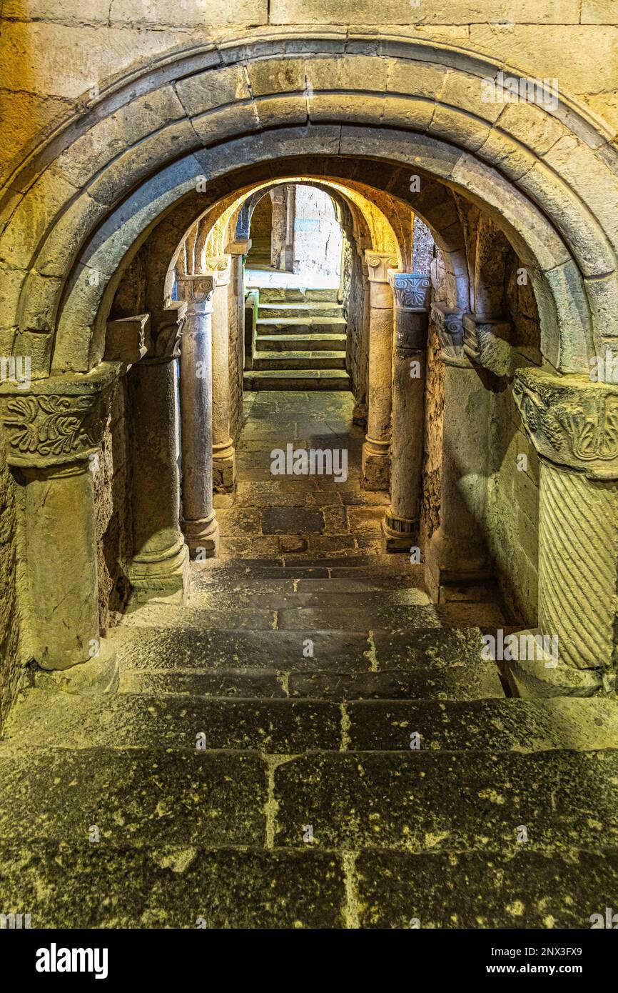 Entrée à la crypte de la basilique San Pietro in Tuscania. Colonnes et chapiteaux torsadés récupérés des temples romains et médiévaux. Tuscania Banque D'Images
