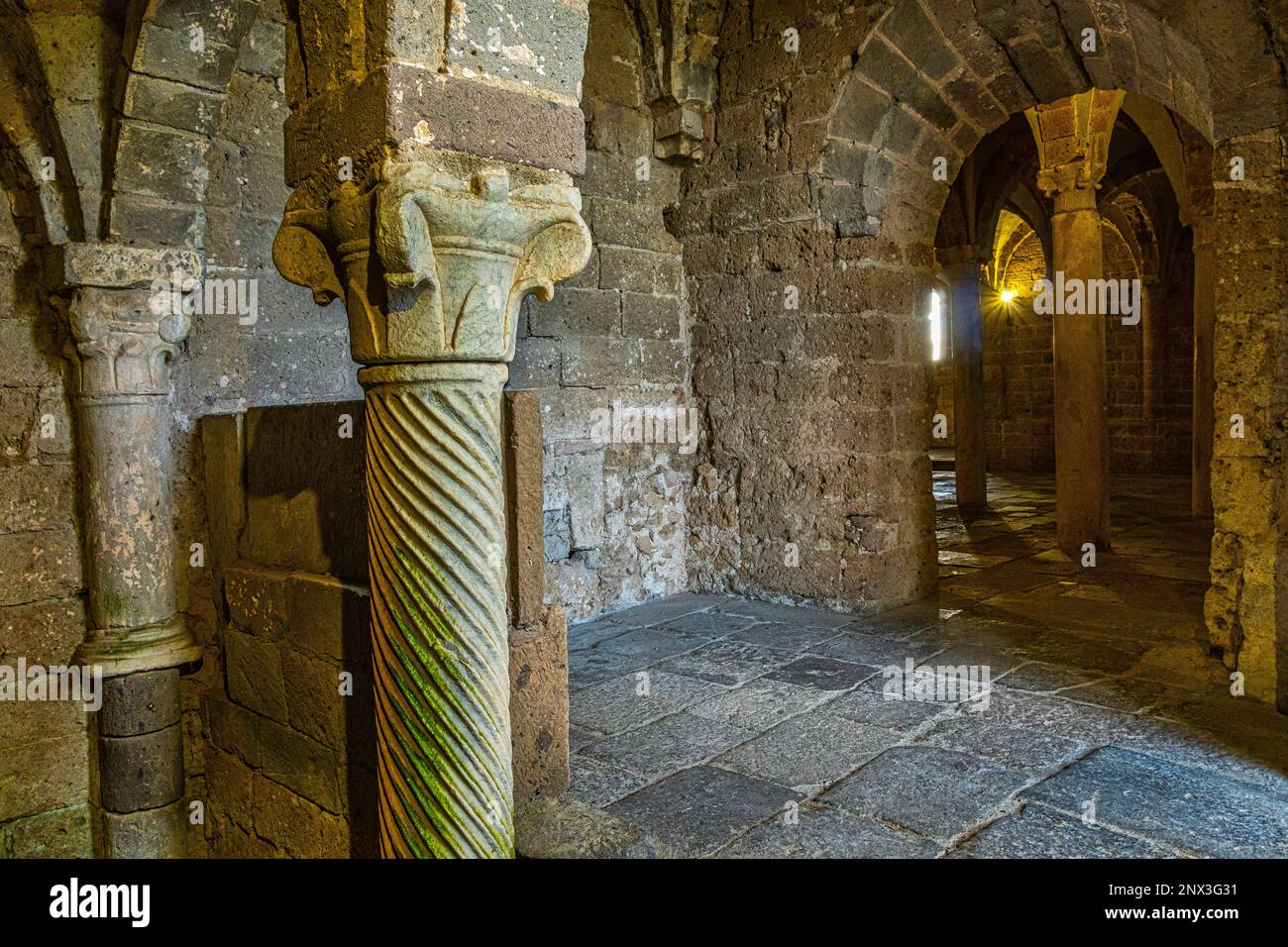 La colonnade qui soutient les voûtes croisées de la crypte de la Basilique de San Pietro en Tuscania. Tuscania, province de Viterbo, Latium, Italie, Europe Banque D'Images