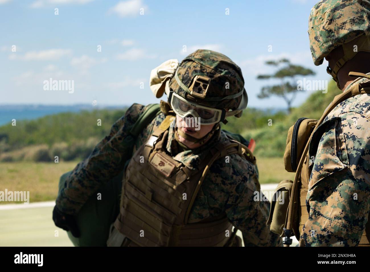 ÉTATS-UNIS Marines avec combat Logistics Battalion 4, 3D Marine Logistics Group effectue un réapprovisionnement avec un CH-53E Super Stallion pendant l'exercice Jungle Warfare 23 à Kin Blue, Okinawa, Japon, 16 février 2023. JWX 23 est un exercice de formation sur le terrain à grande échelle axé sur l'exploitation des capacités intégrées des partenaires conjoints et alliés afin de renforcer la sensibilisation, la manœuvre et les incendies de tous les domaines dans un environnement maritime distribué. Banque D'Images