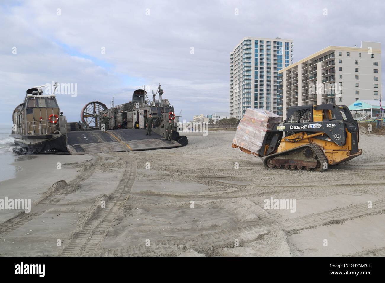 230209-N-MN133-7953 MYRTLE BEACH, S. C. (le 9 février 2023) — les marins affectés au service d'approvisionnement du navire d'atterrissage de la classe Harpers Ferry USS carter Hall (LSD 50) coordonnent le réapprovisionnement des approvisionnements alimentaires pour carter Hall. Sous la direction du président des États-Unis et avec le plein appui du gouvernement du Canada, les avions de chasse américains sous la direction des États-Unis L'autorité du Commandement du Nord a engagé et fait descendre un ballon de surveillance à haute altitude dans l'espace aérien souverain des États-Unis et au-dessus des eaux territoriales des États-Unis le 4 février 2023. Service actif, Réserve, Garde nationale et personnel civil plann Banque D'Images