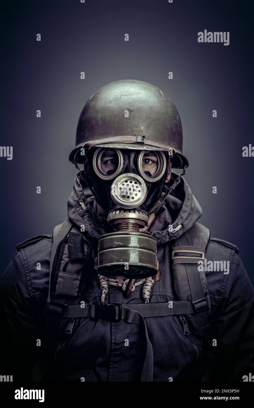 soldat avec un casque et un masque à gaz tiré en studio Banque D'Images