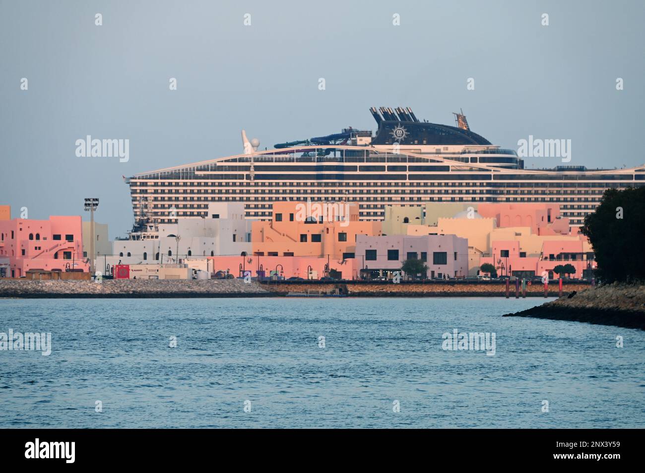 Bateau de croisière derrière les maisons anciennes dans le district de Mina, Mia Park, Old Port Doha, Qatar Banque D'Images