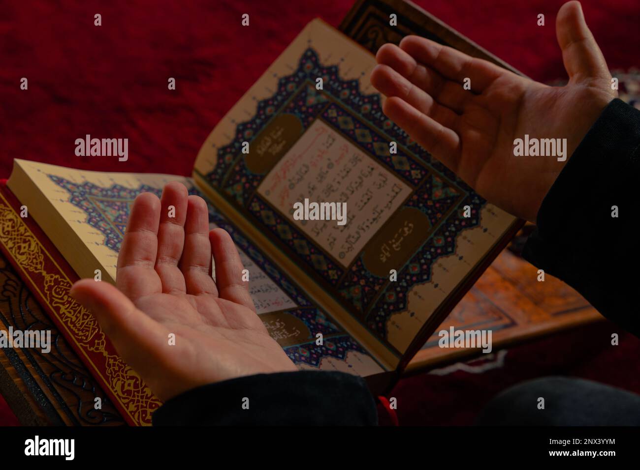 Photo islamique. Prier l'homme et le Saint Coran. Ramadan ou photo de concept islamique. Istanbul Turkiye - 1.18.2023 Banque D'Images