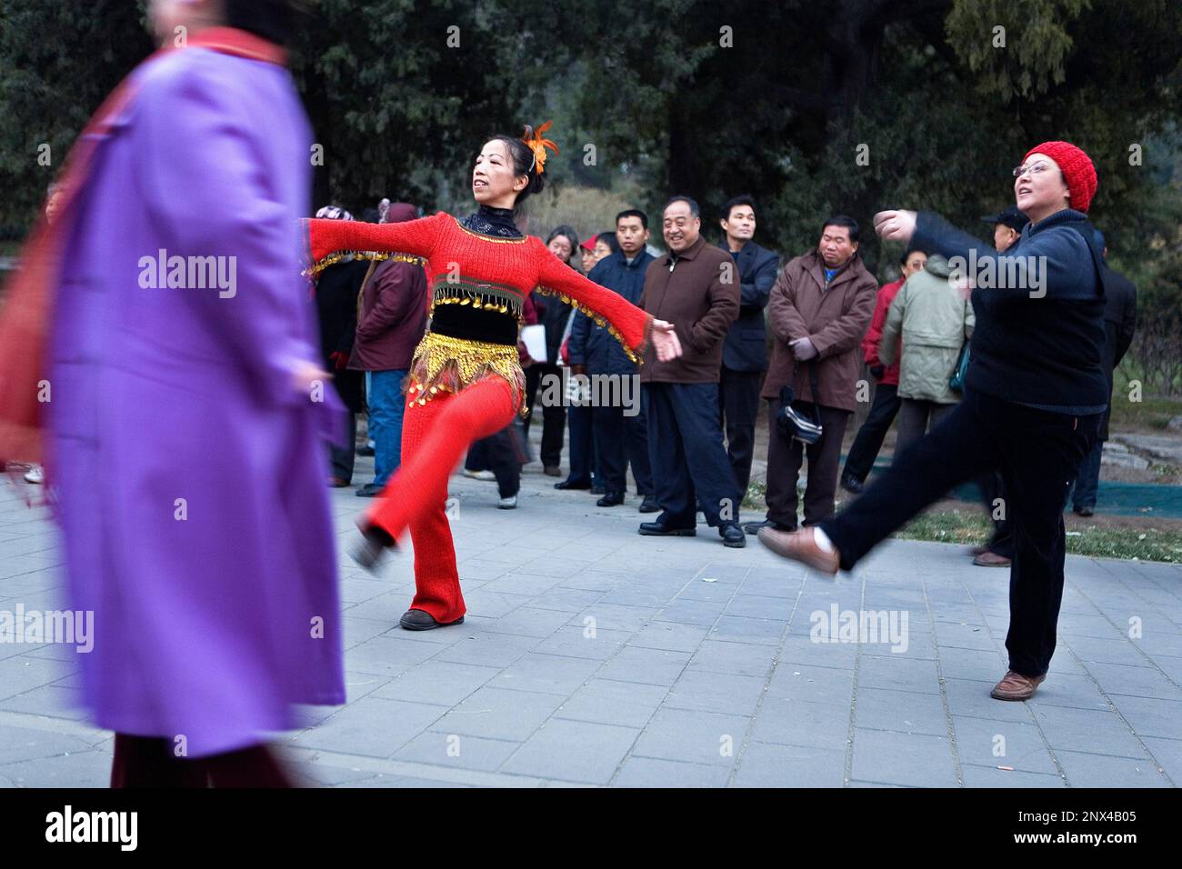 Les danseurs amateurs. La danse de Parc Jingshan, Beijing, Chine Banque D'Images