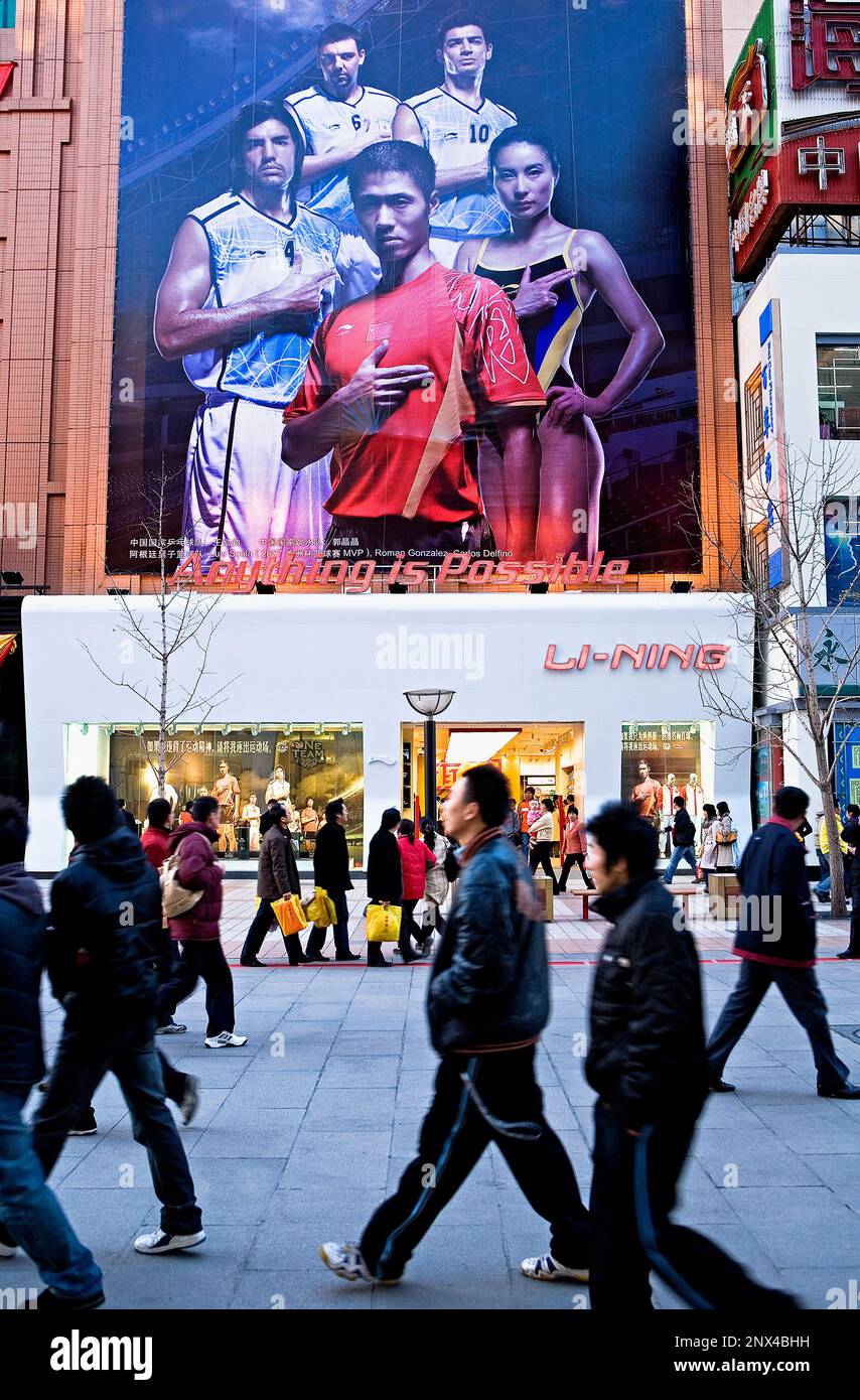 Li-ning boutique dans rue Wang Fu Jing, est une rue commerçante piétonne, Beijing, Chine Banque D'Images