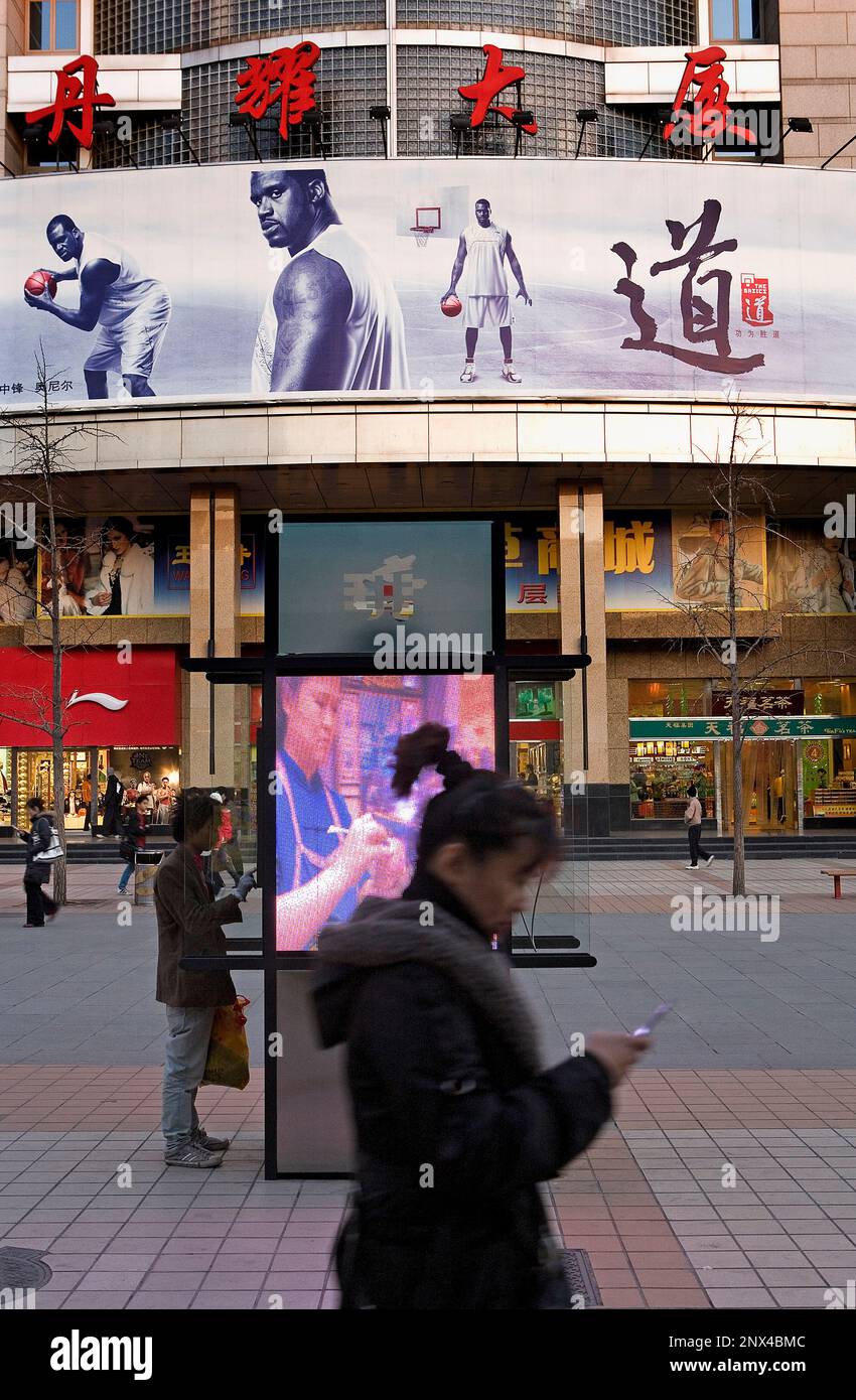 Les téléphones publics avec grands écrans dans rue Wang Fu Jing. Est une rue commerçante piétonne, Beijing, Chine Banque D'Images
