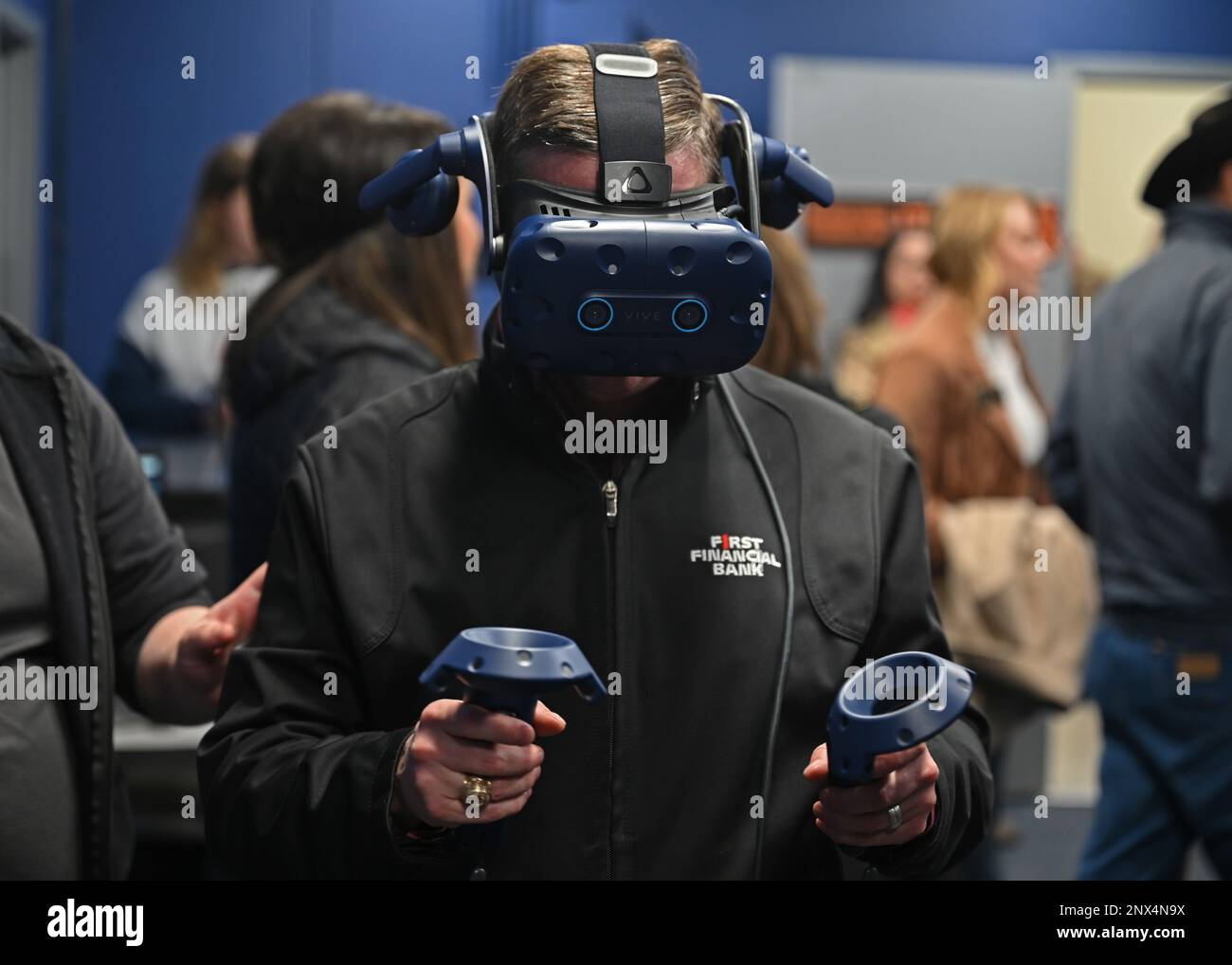 Le commandant honoraire de l’escadre d’entraînement 17th Scott Creecy utilise un casque de réalité virtuelle HTC vive à l’unité de technologie de l’instruction de l’escadron de soutien à l’entraînement 17th sur la base aérienne de Goodfellow, Texas, le 25 janvier 2023. Les commandants honoraires ont été immergés dans le Groupe de formation 17th et dans leur mission de formation sur Goodfellow. Banque D'Images