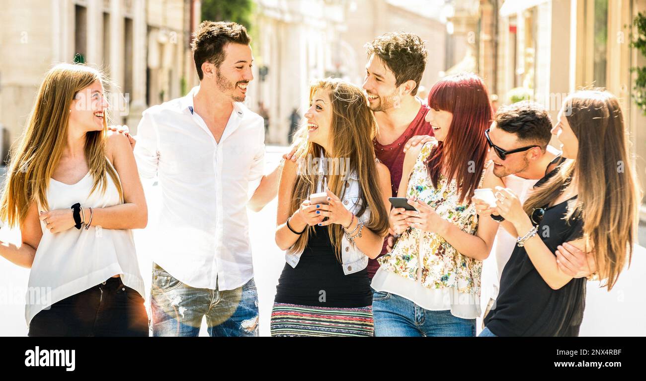 Groupe de meilleurs amis s'amuser ensemble à marcher dans la rue de la ville - concept d'interaction technologique dans le mode de vie de tous les jours avec les millenials et les gens de génération z Banque D'Images