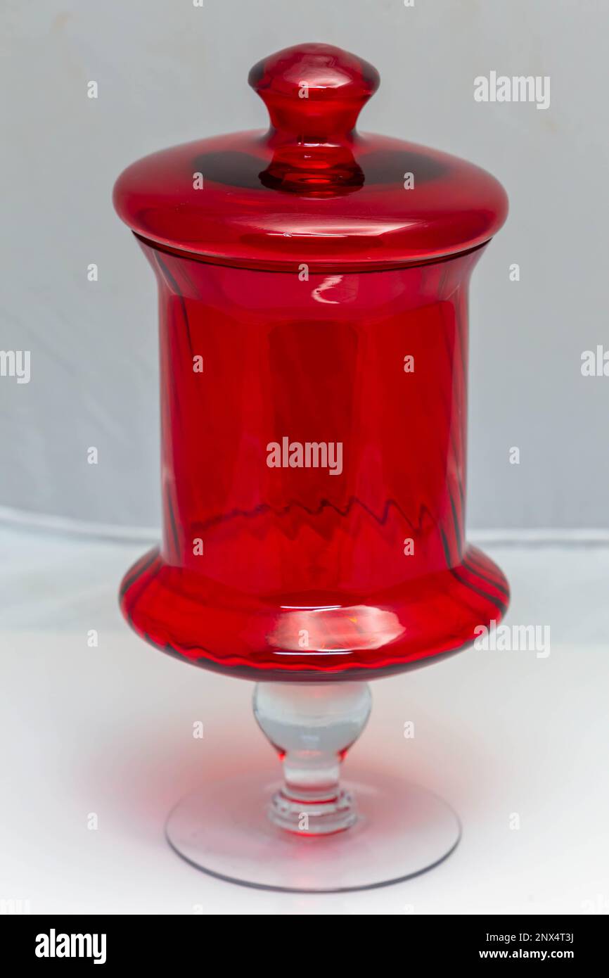 vieux carafe en verre rouge sur fond blanc Banque D'Images