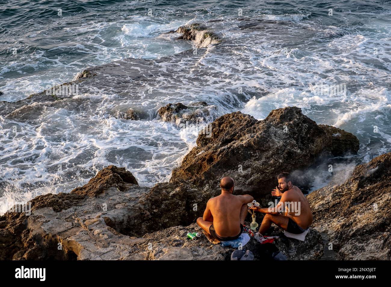 Amis, hommes, détendez-vous le temps, corniche, Beyrouth, Liban Banque D'Images