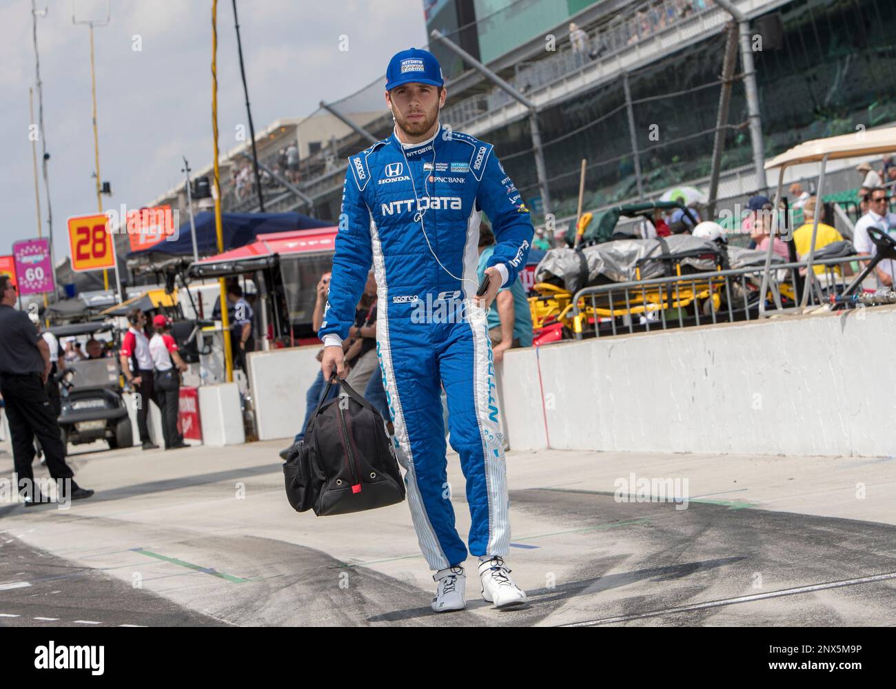 INDIANAPOLIS, IN - MAY 20: Ed Jones, driver of the #10 NTT DATA Chip Ganassi Racing Honda, walks to his car during Pole Day for the Indianapolis 500, on May 20, 2018 at the Indianapolis Motor Speedway in Indianapolis, IN (Photo by Khris Hale/Icon Sportswire) (Icon Sportswire via AP Images) Banque D'Images