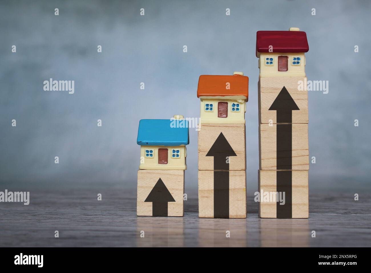 Représentation graphique de la maison et du haut. Augmentation des prix de la maison, de la propriété et de l'immobilier Banque D'Images