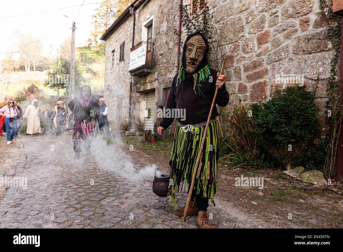 Misarela Caretos parade pendant le Carnaval Entrudo de Misarela, Montalegre, Portugal. Entrudo da Misarela est un projet de dynamisation socio-culturel qui vise à rapprocher les deux banques de Rabagão, autour de la même idée: Recréer Entrudo comme une célébration de l'« entrée » du printemps. L'événement se produit dans le pont Misarela, un pont qui a été construit au Moyen âge, situé à Montalegre dans le nord-est du Portugal. (Photo par Telmo Pinto / SOPA Images / Sipa USA) Banque D'Images