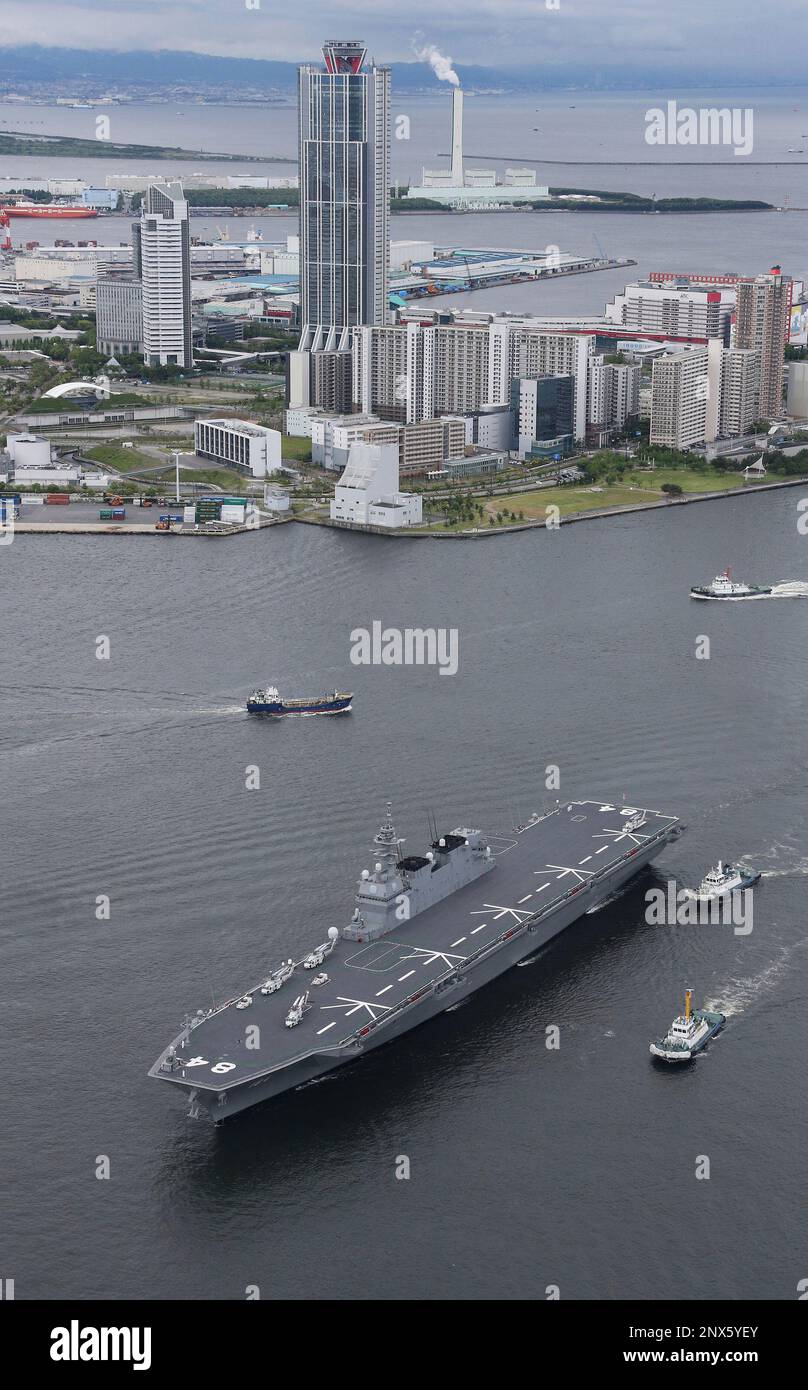 An aerial photo shows Destroyer Kaga of Japan Maritime self-Defense Force enters Osaka Port in Osaka on May 19, 2018. Helicopter carrier escort ship will be open to the public at Tempo wharf in Osaka Port on the next day.( The Yomiuri Shimbun via AP Images ) Banque D'Images