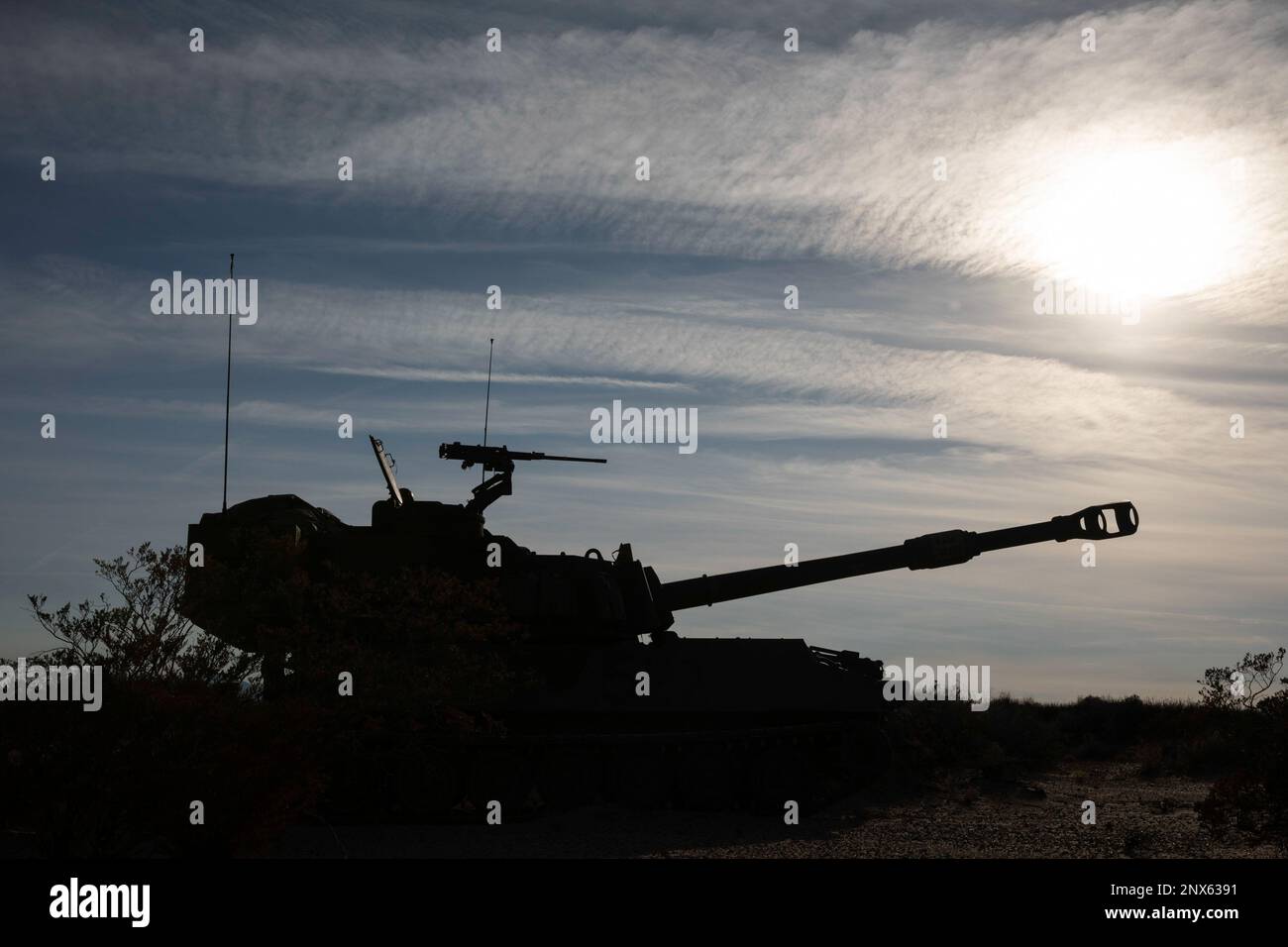 Une équipe d'obusiers automoteurs affectée à Bravo Battery, 4th Bataillon, 1st Field Artillery Regiment, se prépare à tirer des balles explosives à partir d'un Paladin M109A6 lors de la certification d'artillerie de campagne au complexe Dona Anna Range, fort Bliss, Texas, 13 janvier 2023. Le FA de 4-1 a effectué un appui-feu Table XV dans le cadre de son processus de certification de formation en préparation à la prochaine rotation du Centre national de formation. « Les incendies étendent la capacité du commandant de la manœuvre à attrir l'ennemi avant que ses commandants de manœuvre n'atteignent le contact avec l'ennemi », a déclaré le major Billy Atwood Battalion Operati Banque D'Images