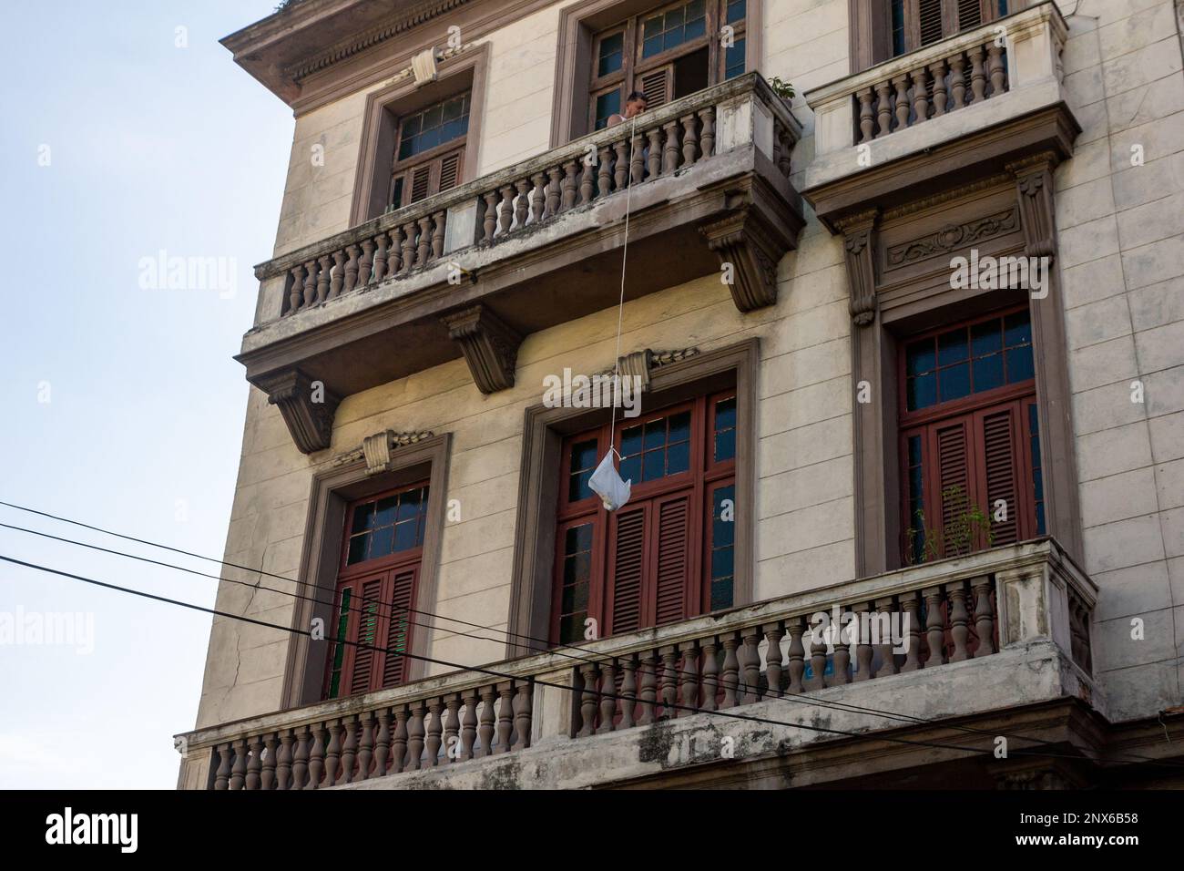 La Havane, Cuba - 14 décembre 2022 : faire descendre un sac d'un balcon. Banque D'Images