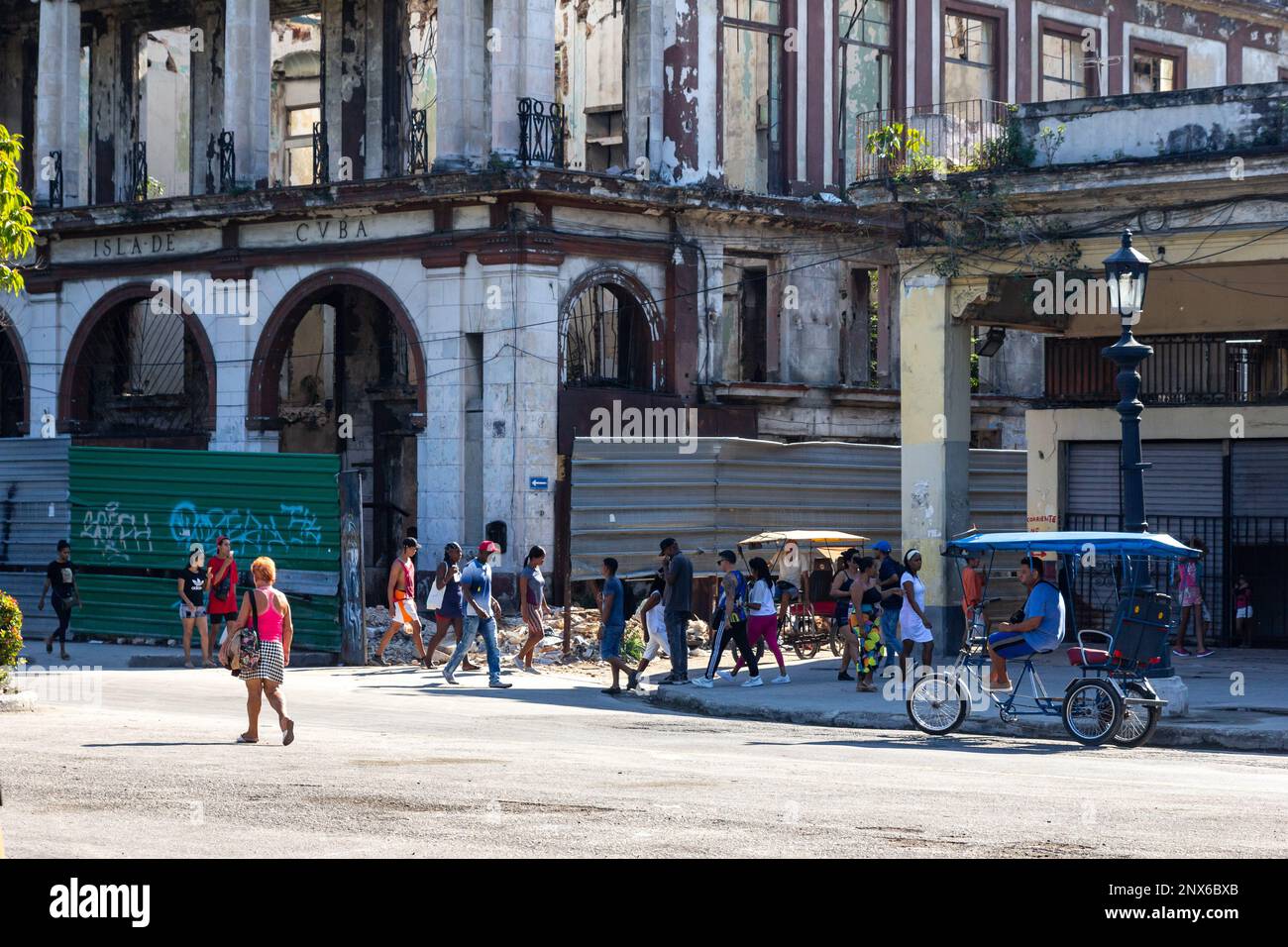La Havane, Cuba - 14 décembre 2022: Ruines d'un bâtiment et les gens dehors et autour Banque D'Images