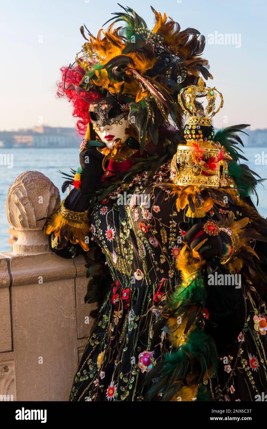 Carnival gardien vêtu d'un magnifique costume et masque lors du Carnaval de Venise 2023 à Venise, Italie en février Banque D'Images