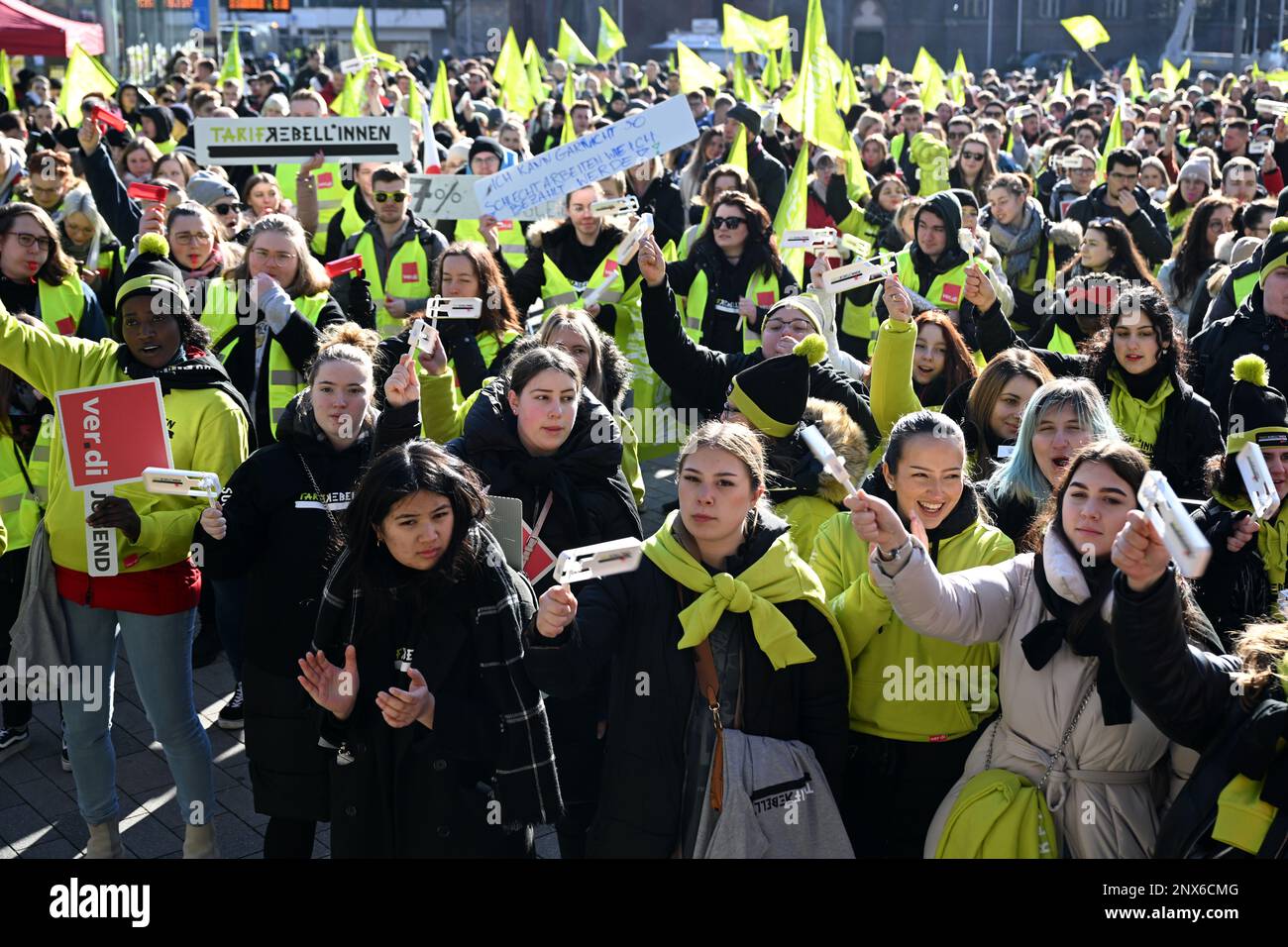 Gelsenkirchen, Allemagne. 01st mars 2023. Des jeunes étonnants se tiennent avec leurs affiches et drapeaux sur Heinrich-König-Platz. Dans le conflit de la négociation collective dans le secteur public, le syndicat Verdi appelle à une journée nationale de grève d'avertissement pour les stagiaires et les étudiants doubles. Credit: Federico Gambarini/dpa/Alay Live News Banque D'Images