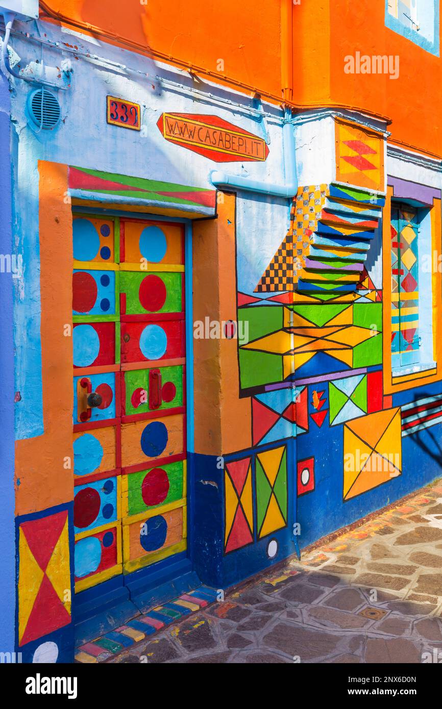 Casabepi Bepi de bonbons - bâtiment aux couleurs vives à Burano, Venise, Italie en février Banque D'Images