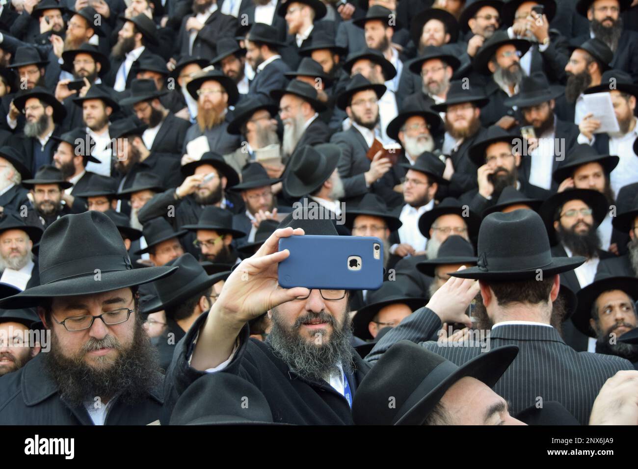Les rabbins de Chabad du monde entier se préparent à la photo de groupe annuelle lors de la réunion des émissaires à Crown Heights, Brooklyn, New York. Banque D'Images
