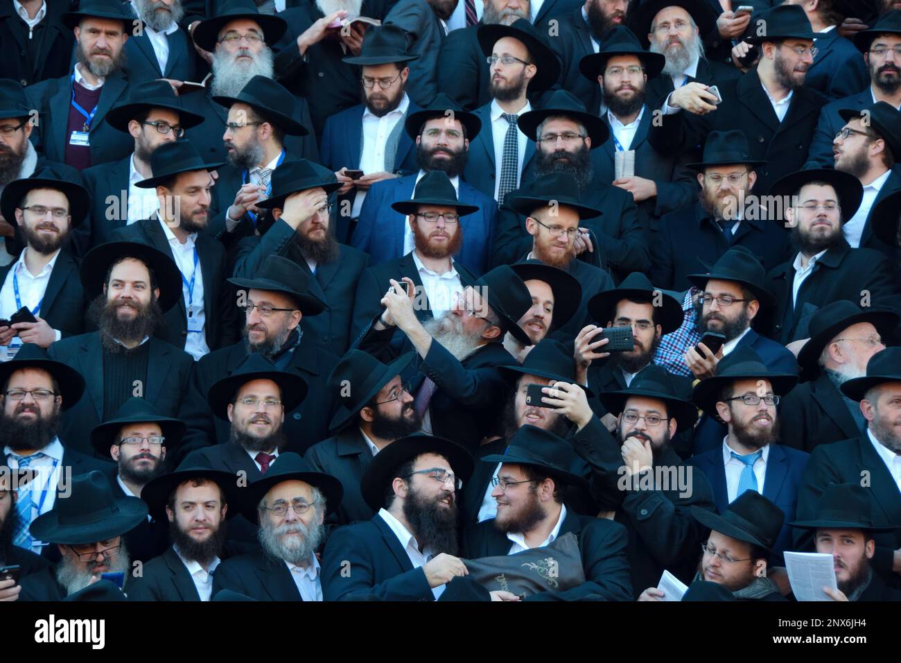 Les rabbins de Chabad du monde entier se préparent à la photo de groupe annuelle lors de la réunion des émissaires à Crown Heights, Brooklyn, New York. Banque D'Images
