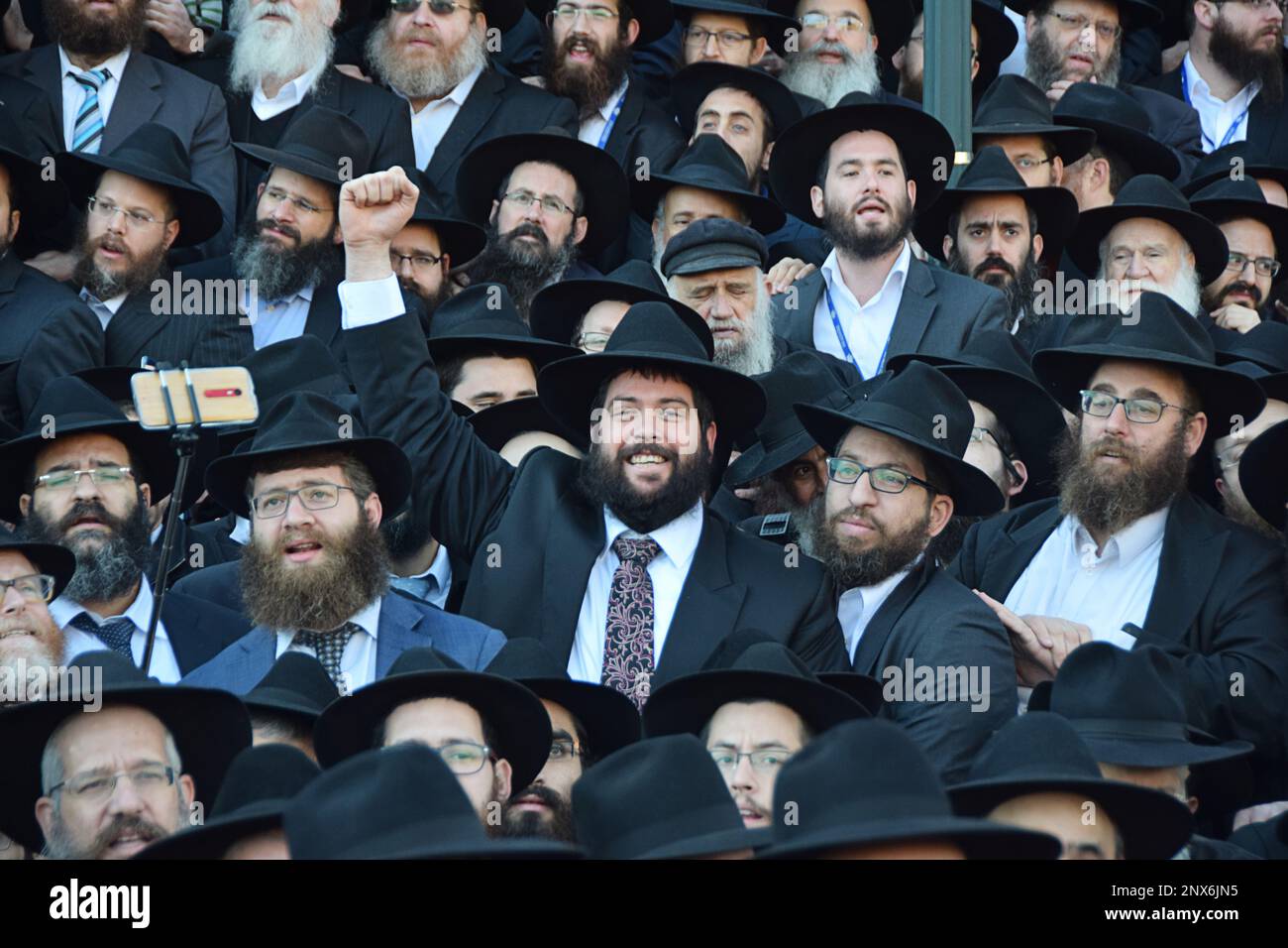 Les rabbins de Chabad du monde entier se préparent à la photo de groupe annuelle lors de la réunion des émissaires à Crown Heights, Brooklyn, New York. Banque D'Images