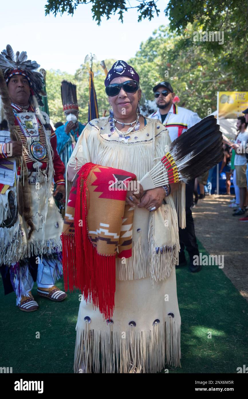 Une femme éminente de la tribu Shinnecock a posé au pow-wow de 2022 à Southampton, long Island, New York. Banque D'Images
