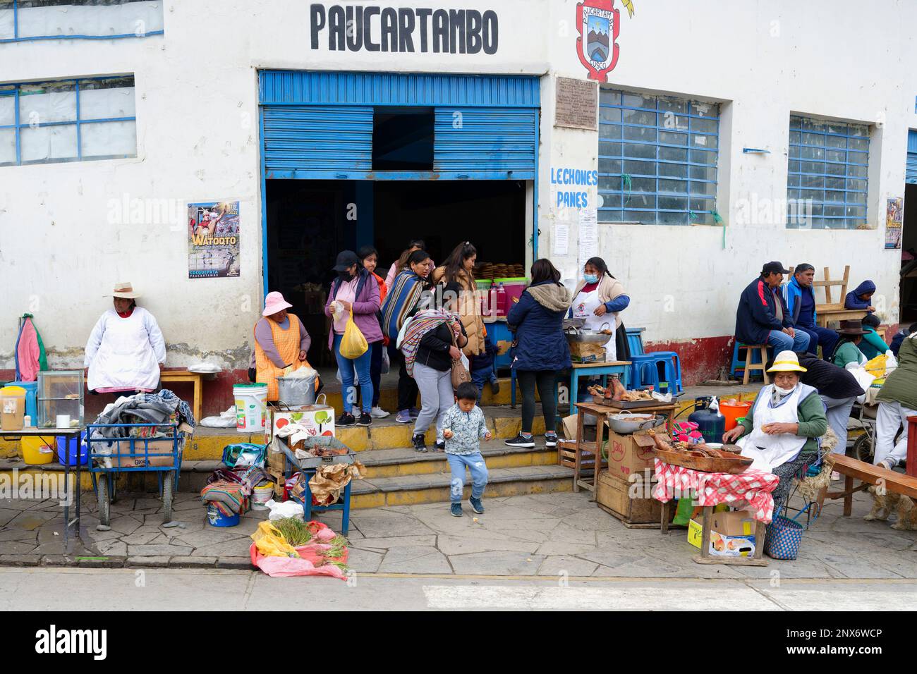 Marché typique de rue, Paucartambo, région de Cusco, Pérou Banque D'Images