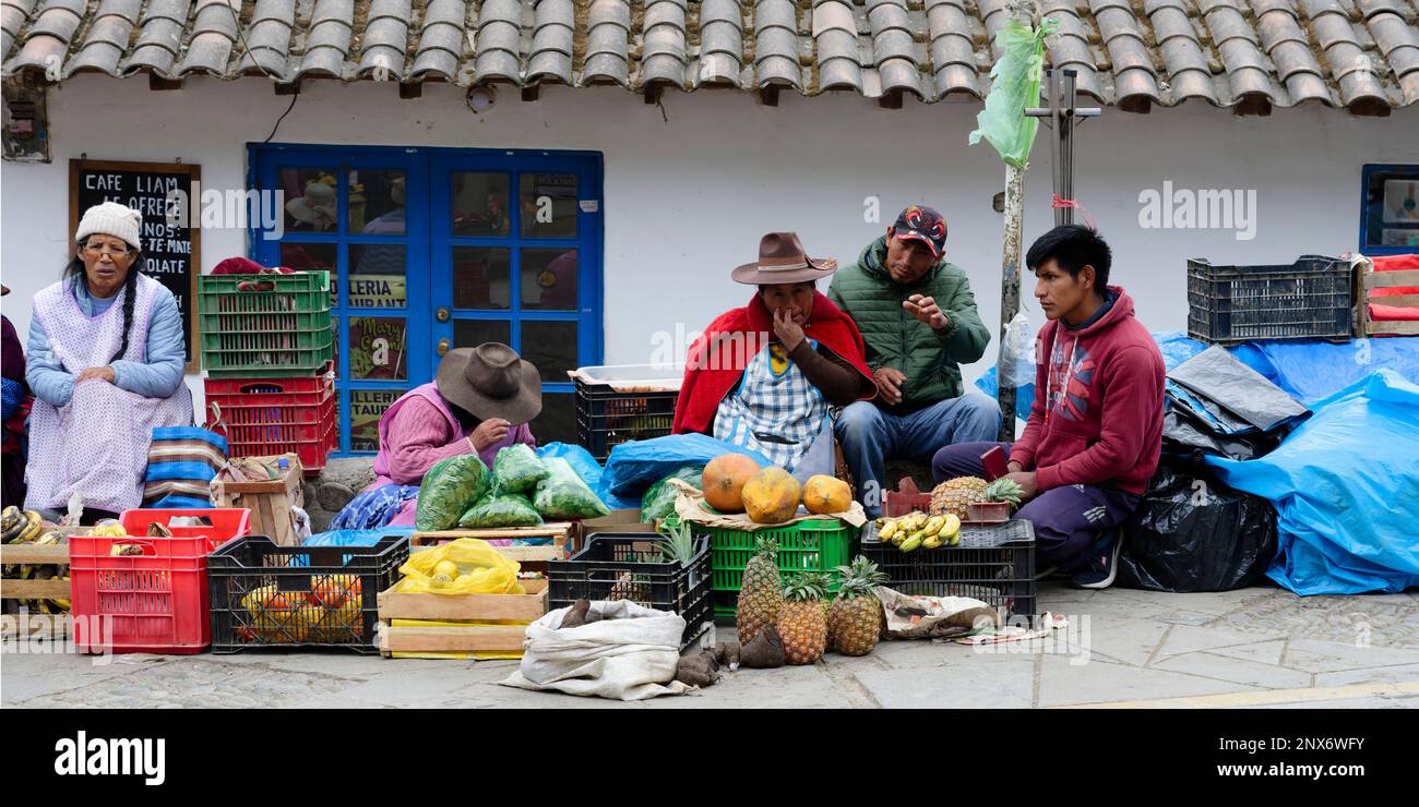 Marché typique de rue, Paucartambo, région de Cusco, Pérou Banque D'Images