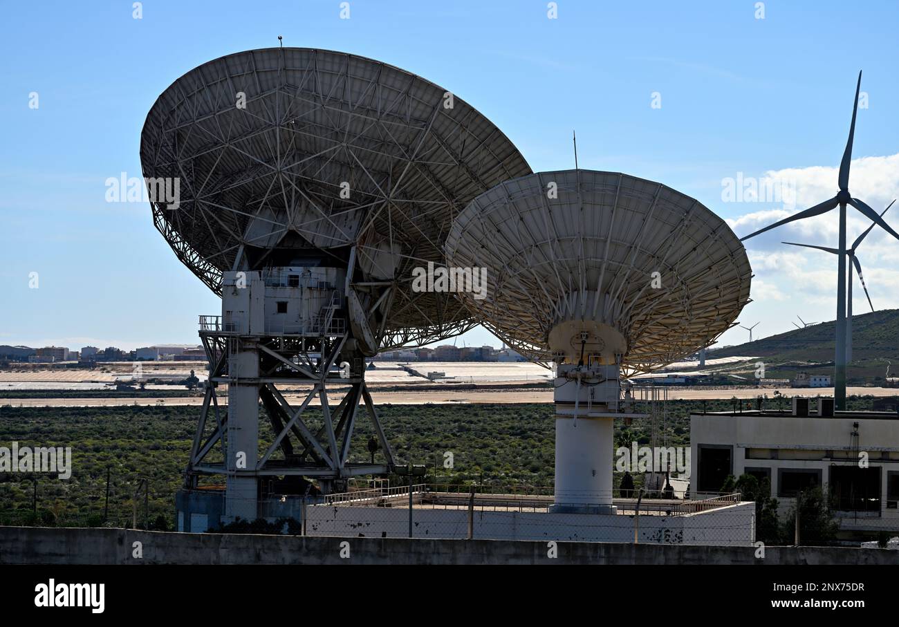 Antenne parabolique de télécommunications par satellite, Aguimes, Gran Canaria, exploitée par Telefonica Banque D'Images Antenne parabolique de télécommunications par satellite, Aguimes, Gran Canaria, exploitée par Telefonica Banque D'Images
