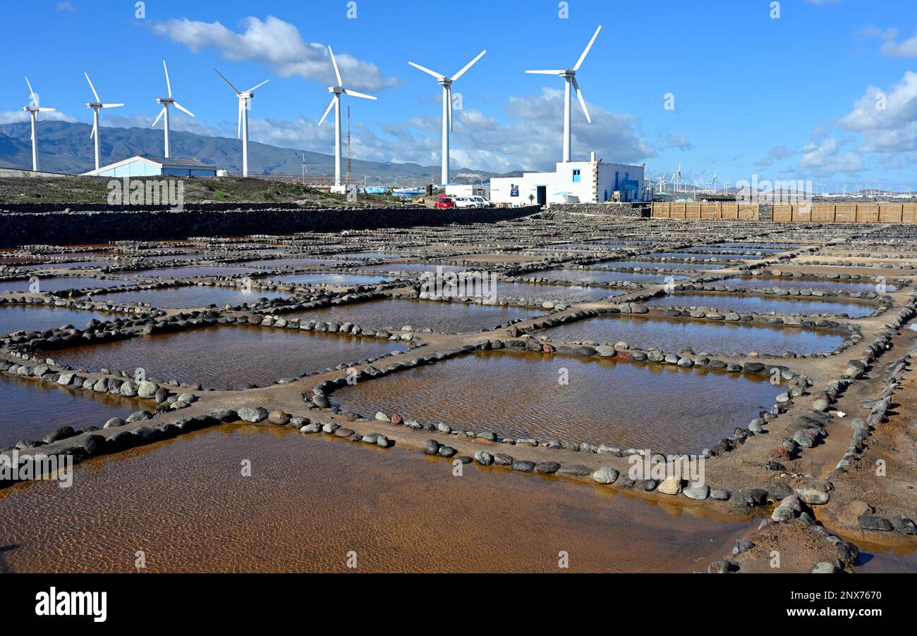 Passerelles dans les appartements de sel de mer las Salinas de Tenefé avec des éoliennes près d'Arinaga, Gran Canaria Banque D'Images Passerelles dans les appartements de sel de mer las Salinas de Tenefé avec des éoliennes près d'Arinaga, Gran Canaria Banque D'Images