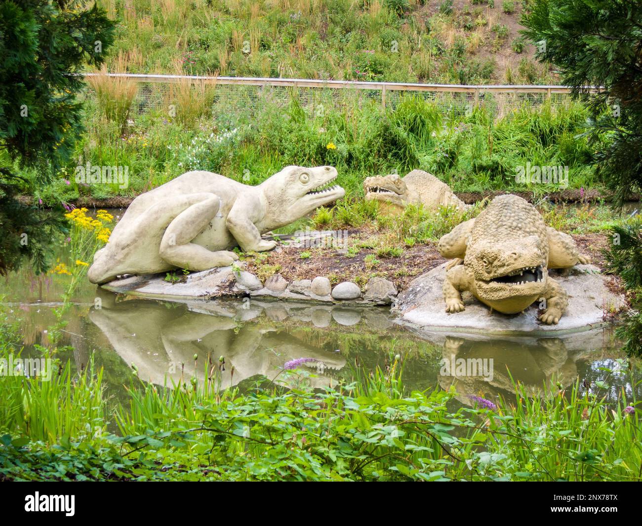 Labyrinthodon Outdated Modèles de dinosaures de Labyrinthodon au parc Crystal Palace. Les ...