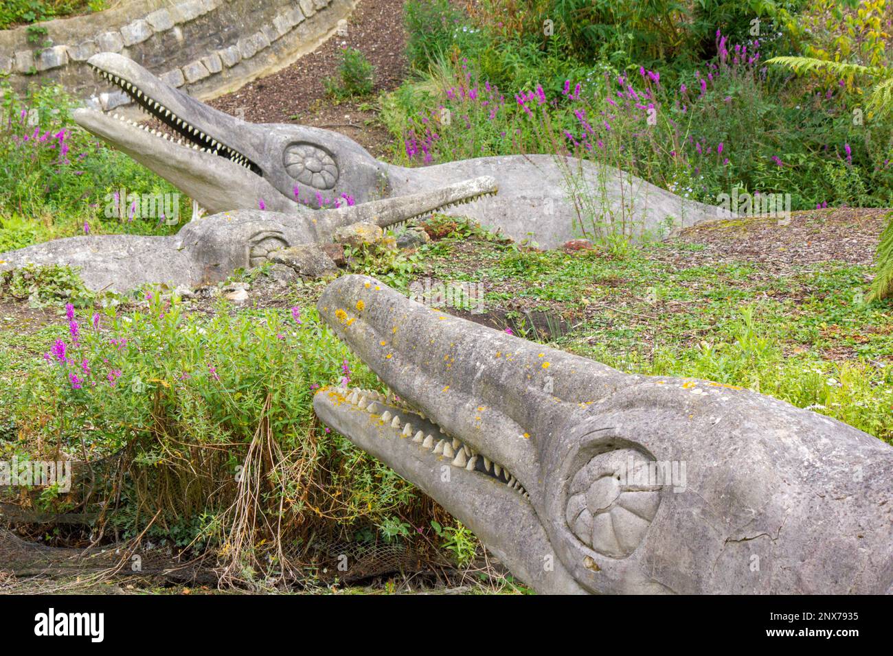 Modèles de dinosaures d'ichtyosaurus au parc Crystal Palace. Les premières sculptures de dinosaures au monde. Entièrement restauré en 2002 et classé Grade 1. Banque D'Images