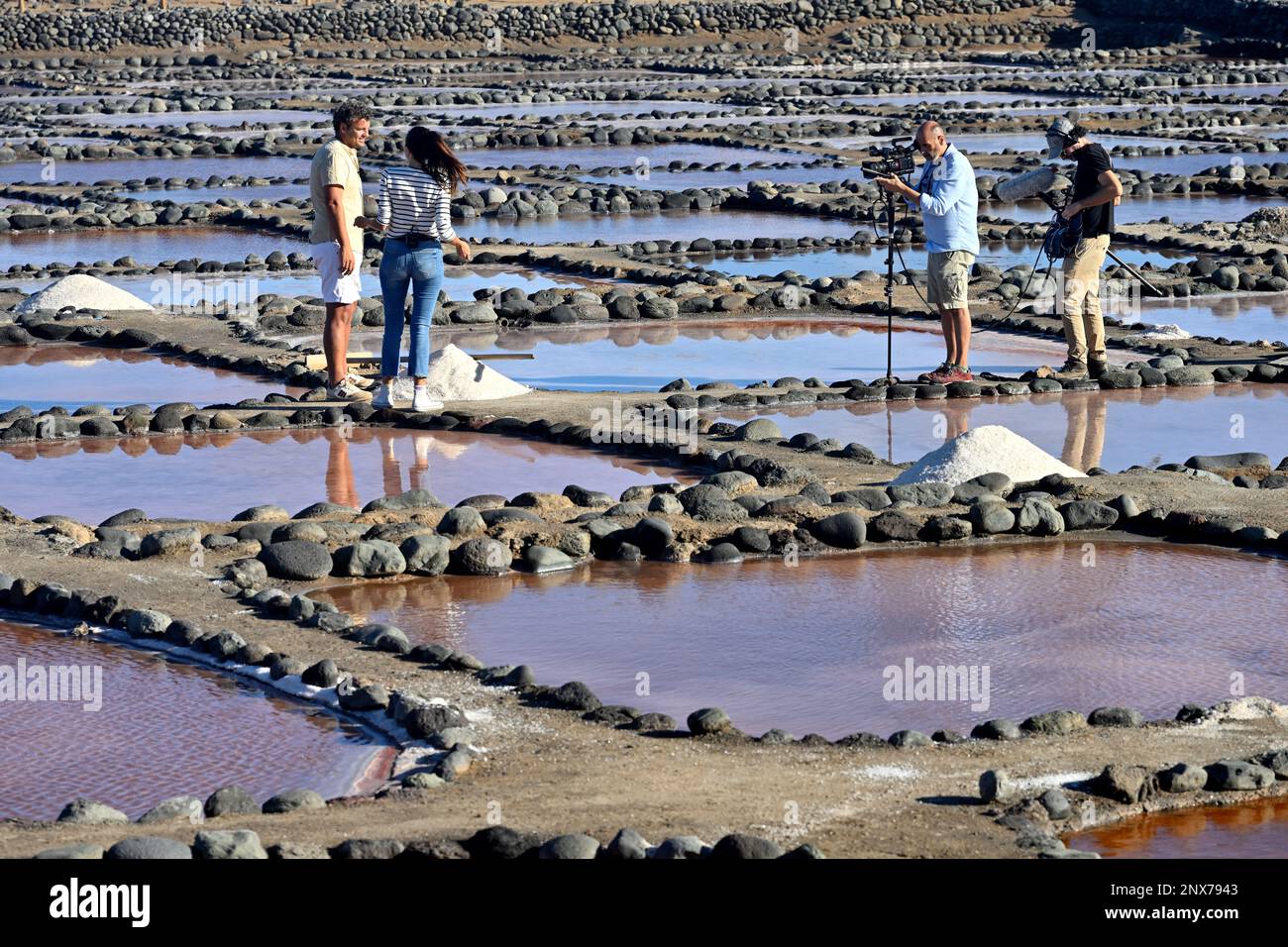L'équipe locale de tournage de TV dans les plans de séchage traditionnels par évaporation de sel de mer enregistrant un entretien à Gran Canaria près d'Arinaga Banque D'Images L'équipe locale de tournage de TV dans les plans de séchage traditionnels par évaporation de sel de mer enregistrant un entretien à Gran Canaria près d'Arinaga Banque D'Images