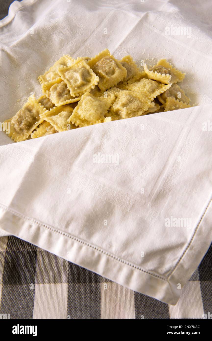 Les raviolis traditionnels "a culo nudo" ('fond nu'), servis sur un linge avec seulement une saupoudrée de parmigiano reggiano sur le dessus Banque D'Images