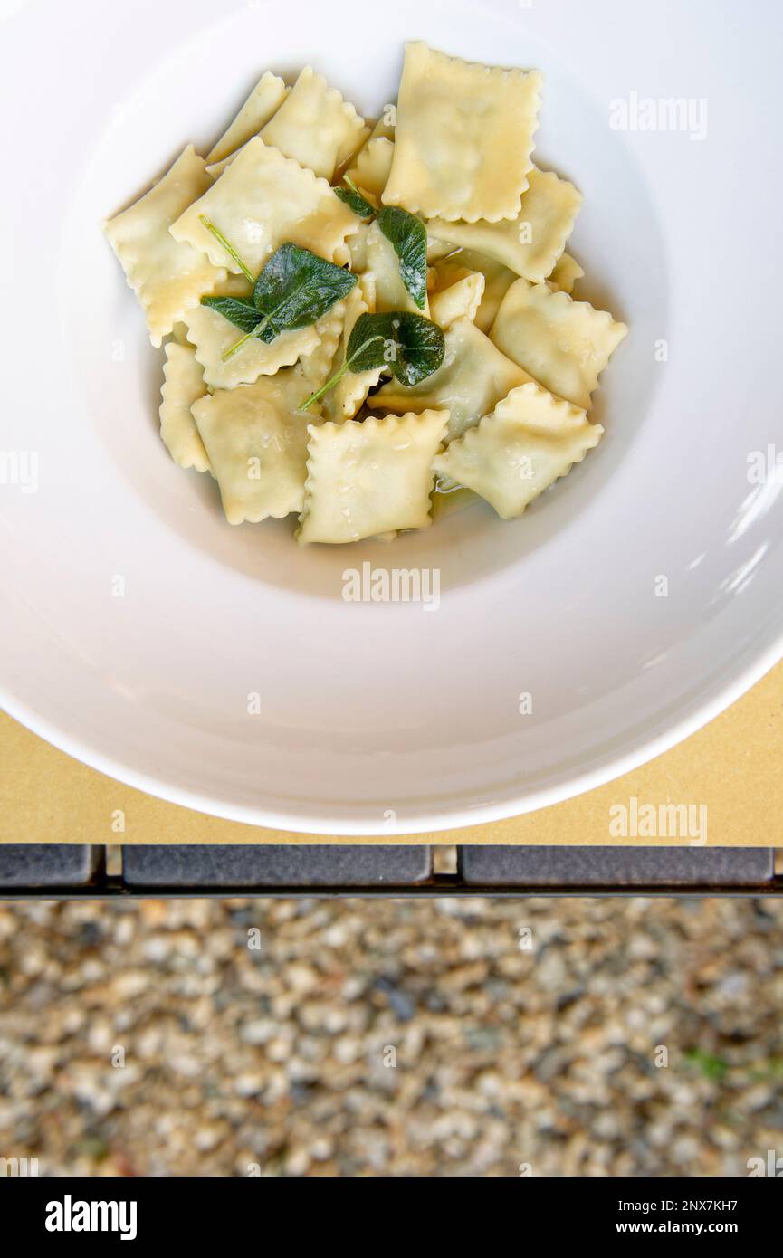 Le beurre de ravioli et la sauge, une recette piémontaise traditionnelle Banque D'Images