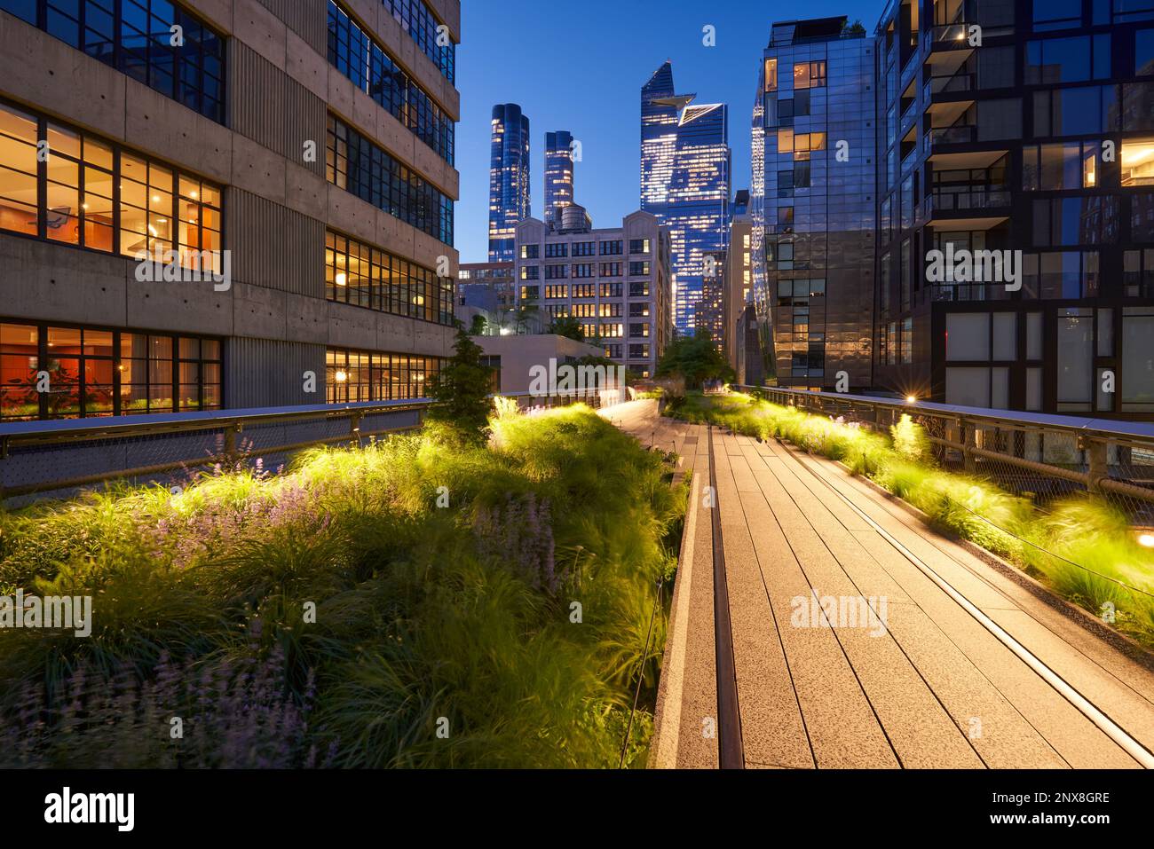 New York City Highline promenade à Chelsea avec gratte-ciel de Hudson yards. Soirée à Manhattan Banque D'Images