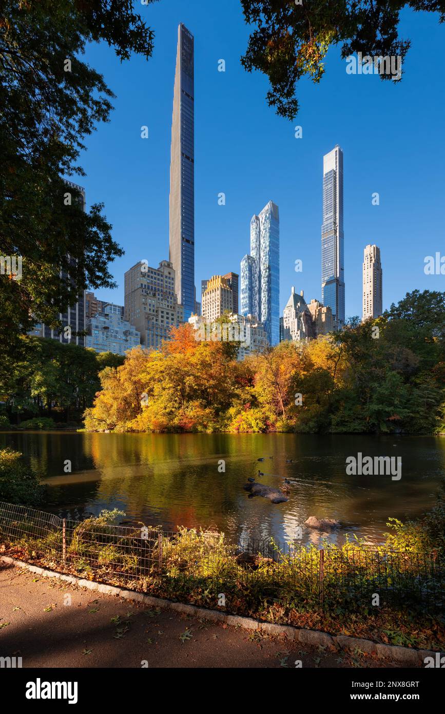 Central Park près de l'étang en automne avec les gratte-ciels de milliardaires Row. Midtown Manhattan, New York Banque D'Images