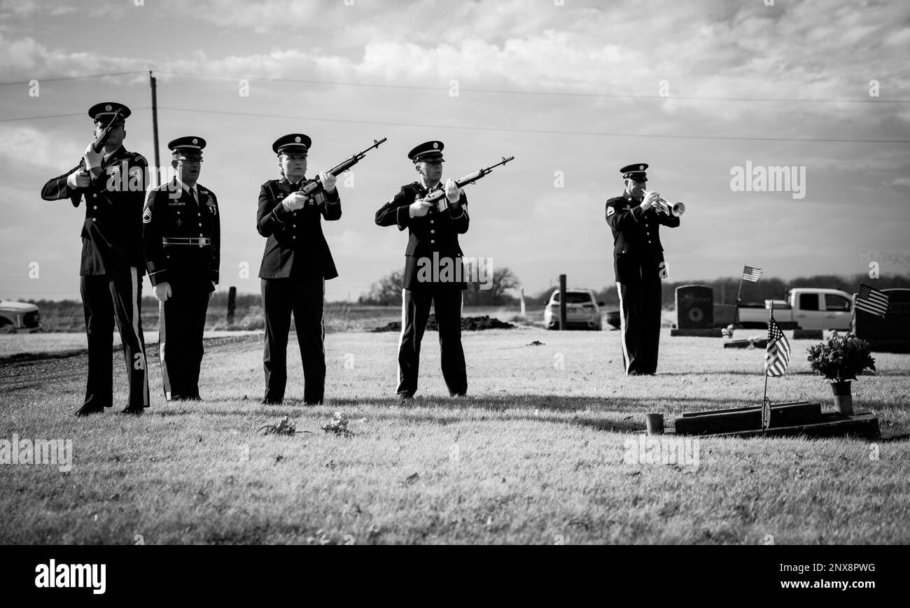 Les membres de l’équipe de la Garde nationale de l’Armée de l’Iowa honorent les funérailles d’une arme à feu à trois volley alors que Taps est joué pendant un service commémoratif pour le sergent d’état-major David Mosinski au cimetière Saint Mary’s de Wilton, en Iowa, le 16 janvier 2023. Mosinski est décédé dans un accident de véhicule 8 janvier. Il a servi dans la Garde nationale de l'armée de l'Iowa comme mécanicien de véhicules à roues avec la compagnie d'entretien d'approvisionnement 3654th et avait récemment atteint 20 années de service dans son état et son pays. Banque D'Images
