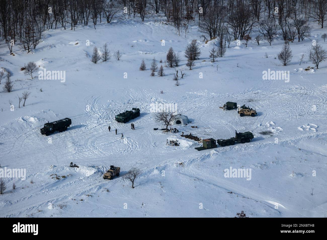 ÉTATS-UNIS Marines avec 3D Bataillon, 12th Marines établissent des positions de tir temporaire pendant le Programme d'entraînement à la réinstallation de l'Artillerie 22,4 dans la zone de manœuvre de Yusubetsu, Hokkaido (Japon), le 1 février 2023. Les compétences développées à l'ARTP augmentent la compétence et la préparation de la seule unité d'artillerie déployée en permanence dans le corps des Marines, leur permettant de fournir des feux indirects de précision. Banque D'Images