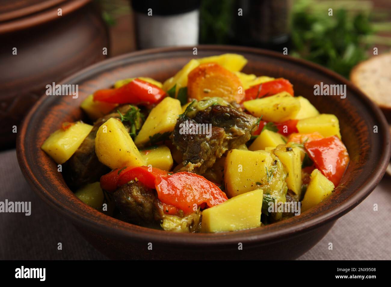 Plat savoureux cuit avec pommes de terre en faïence sur table, en gros plan Banque D'Images
