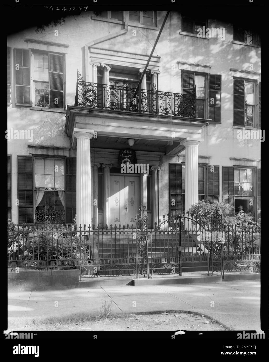 Jonathan Emanuel House, 251 Gov't St. à Joachim, Mobile, Mobile County, Alabama. Carnegie Etude de l'architecture du Sud. États-Unis, Alabama, Mobile County, Mobile, Columns, Quincaillerie, balcons, clôtures, portes. Banque D'Images Jonathan Emanuel House, 251 Gov't St. à Joachim, Mobile, Mobile County, Alabama. Carnegie Etude de l'architecture du Sud. États-Unis, Alabama, Mobile County, Mobile, Columns, Quincaillerie, balcons, clôtures, portes. Banque D'Images